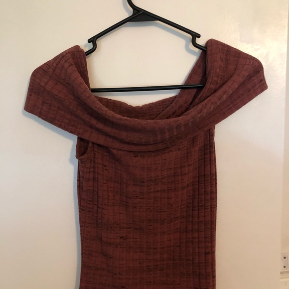 Express Ribbed Off The Shoulder Tee - Picture 3 of 5